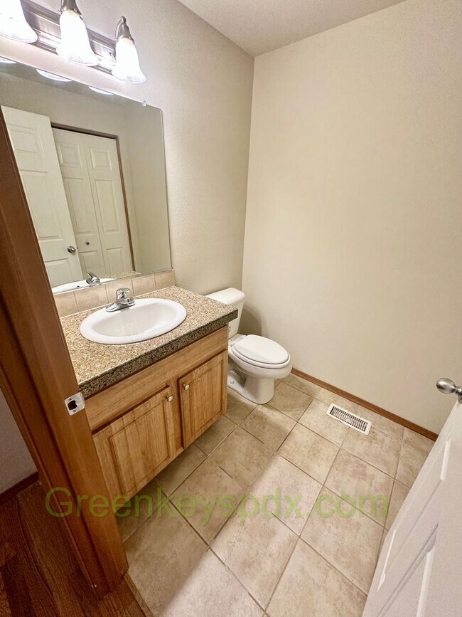 Building Photo - Awesome 3-bedroom, 2.5-bathroom house in North Portland Near Trenton Park - $200 Off First Month!