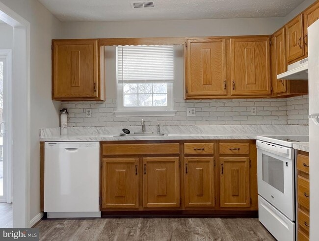 Building Photo - 4232 Drake Ct