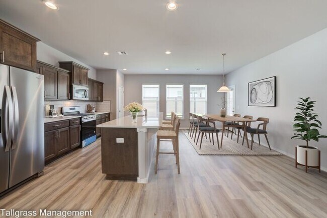 Building Photo - Gorgeous 4/2.5/2 on a corner lot!