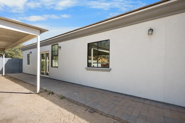 Building Photo - Great Location in Glendale