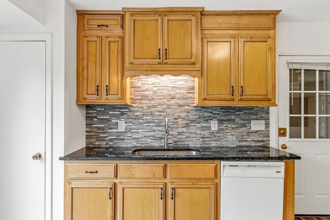 Building Photo - Beautiful Pet Friendly 3 bedroom home for ...