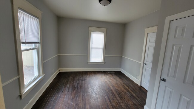 Building Photo - 3 bedroom house with fenced backyard