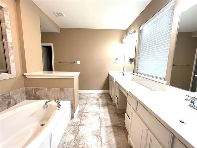 Building Photo - 1801 Forest Park Dr