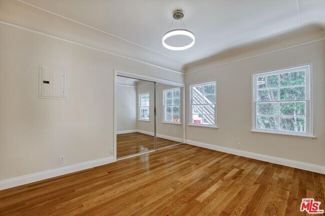Building Photo - 9945 Robbins Dr