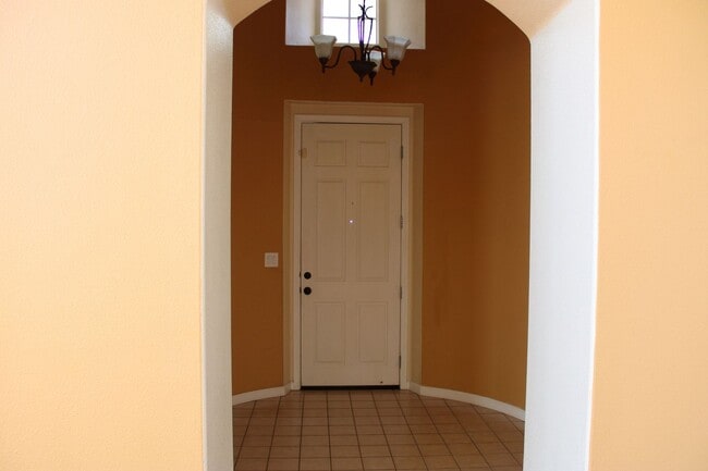 Building Photo - Luxury Living