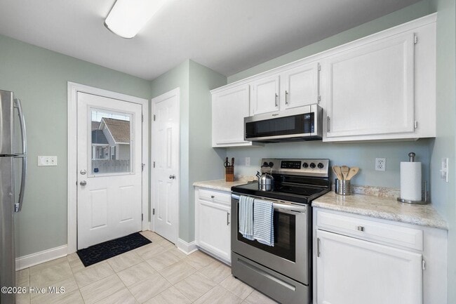 Building Photo - 720 Queen St