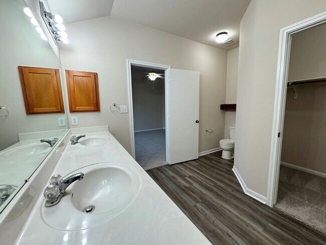 Building Photo - One-story brick home in popular Stoneridge Subdivision!