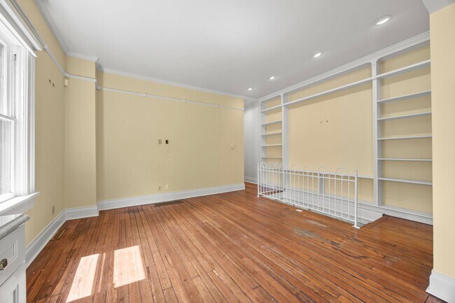 Building Photo - Beautiful German Village Home with Parking and Outdoor Space