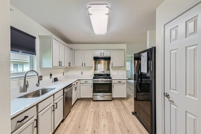 Building Photo - 6937 Sabrina Dr