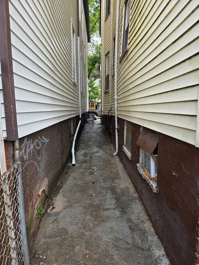 Building Photo - Spacious 3.5 BDR Apartment with Closed Front Balcony & Backyard Access!