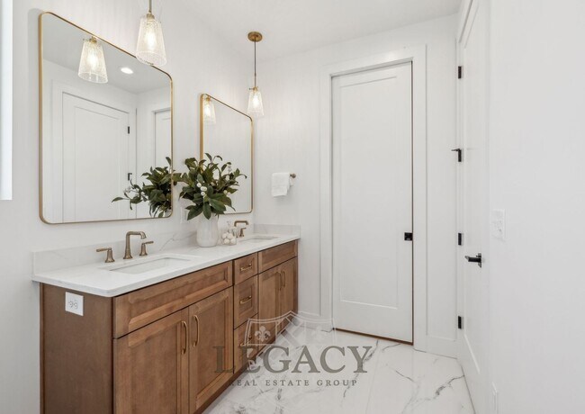 Building Photo - 1019 12th Ave N