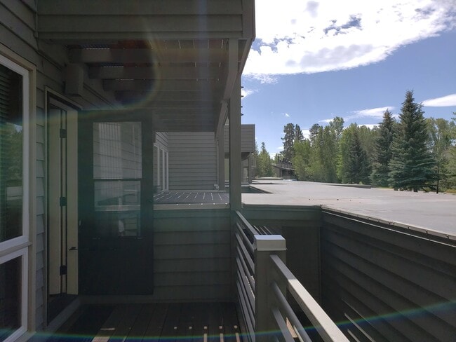Building Photo - 3548 N Lake Creek Dr