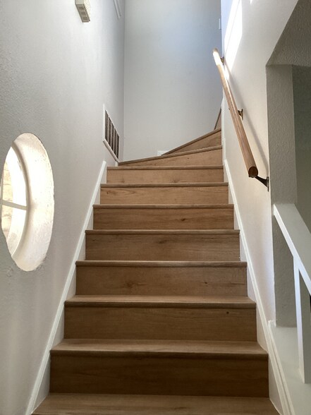 Building Photo - 12136 Thompkins Dr