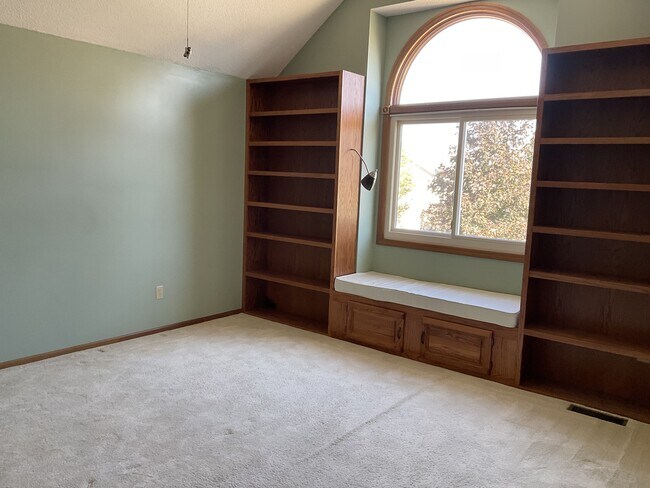 Building Photo - 9930 Valley Vista Pl