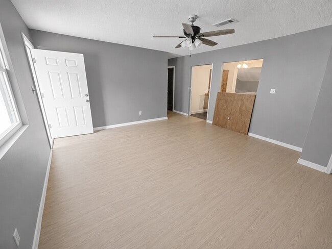 Building Photo - 227 Live Oak Ln