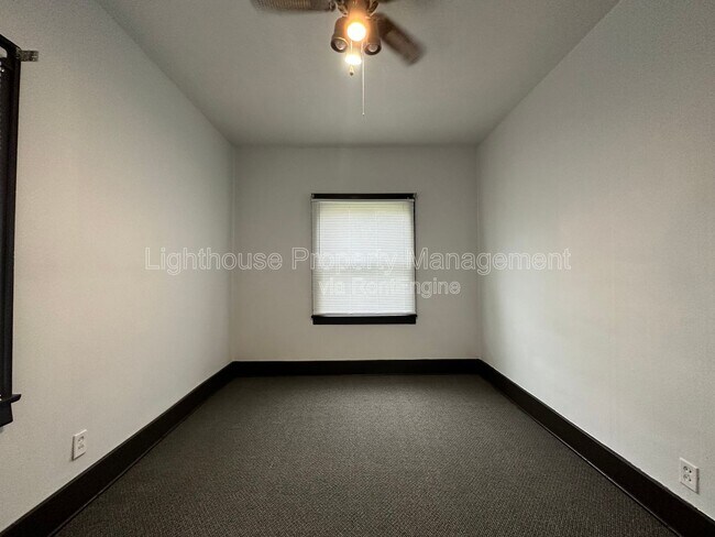 Building Photo - 220 Kendall St N