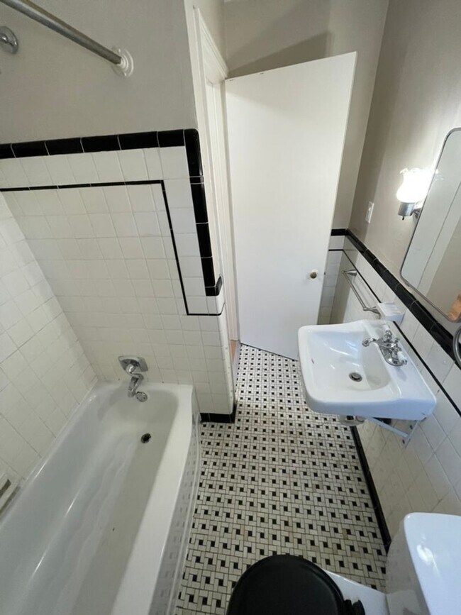 Building Photo - Spacious 1 Bedroom Apartment with Garage S...