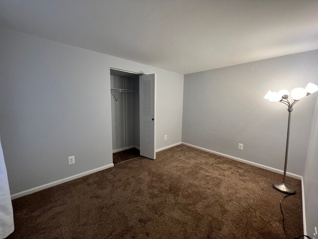 Building Photo - Newly Renovated 4 BR/3.5 BA Townhome in Su...