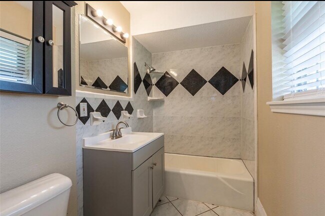 Building Photo - 1350 Strawberry St