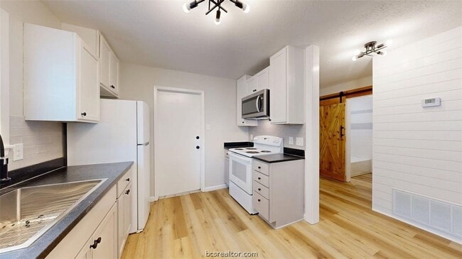 Building Photo - 1112 Airline Dr