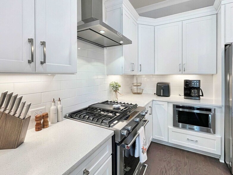 Building Photo - 401 Upper E Ave