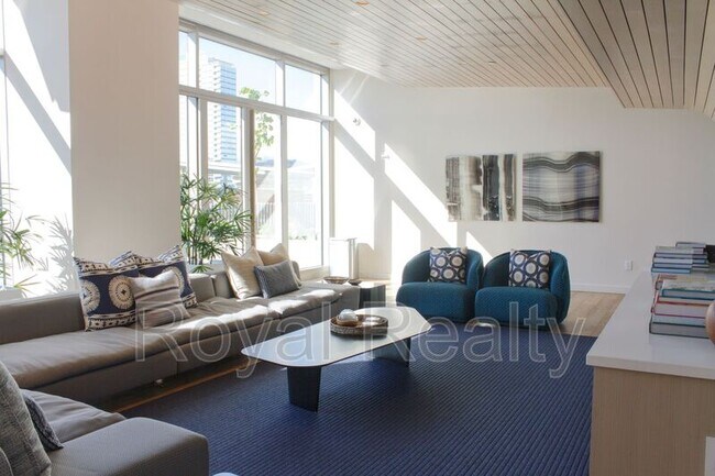 Building Photo - 1001 Queen St