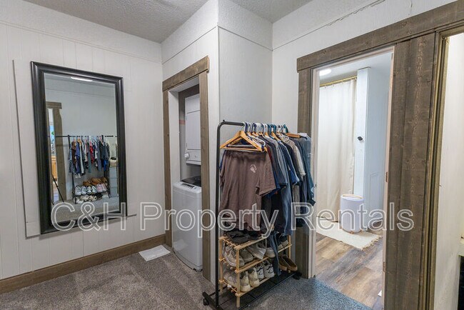 Building Photo - 631 Miles Ave