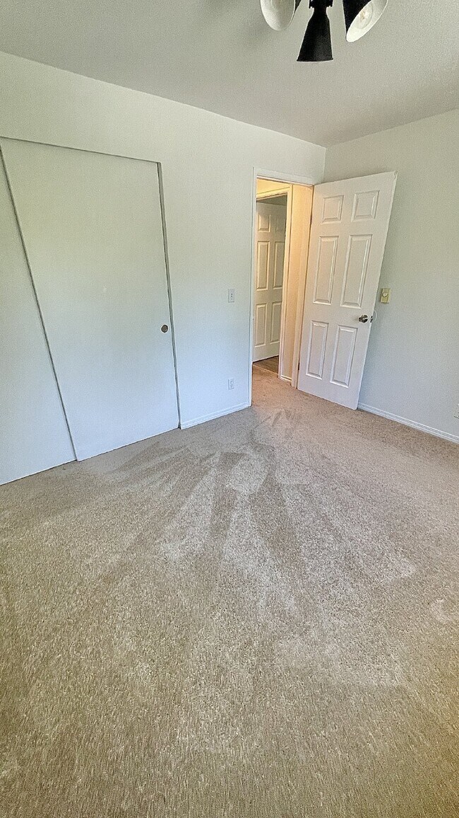 Building Photo - Serene Top-Floor Condo in Lake Forest Park...