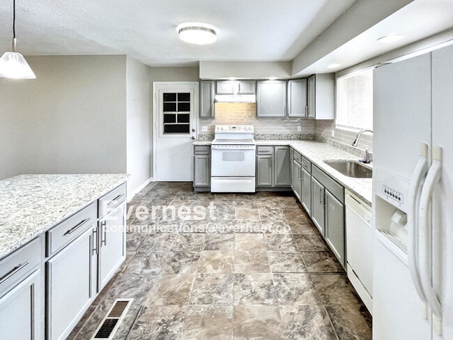 Building Photo - 4905 Eastwood Dr