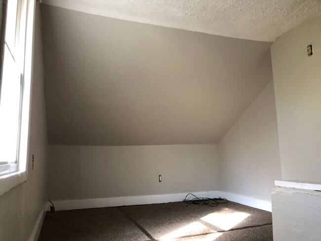 Building Photo - 4 BED 1 BATH UNIT IN GARFIELD HEIGHTS