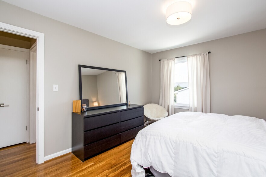 Building Photo - 2158 Brookview Dr