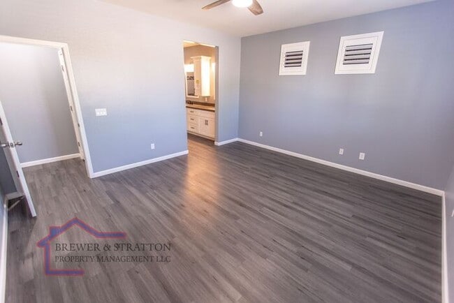 Building Photo - 391 S 163rd Dr - 4BR, 2BA - Sarival/Van Buren