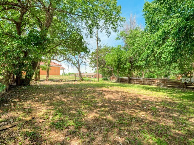 Building Photo - 1512 Bedford Ln