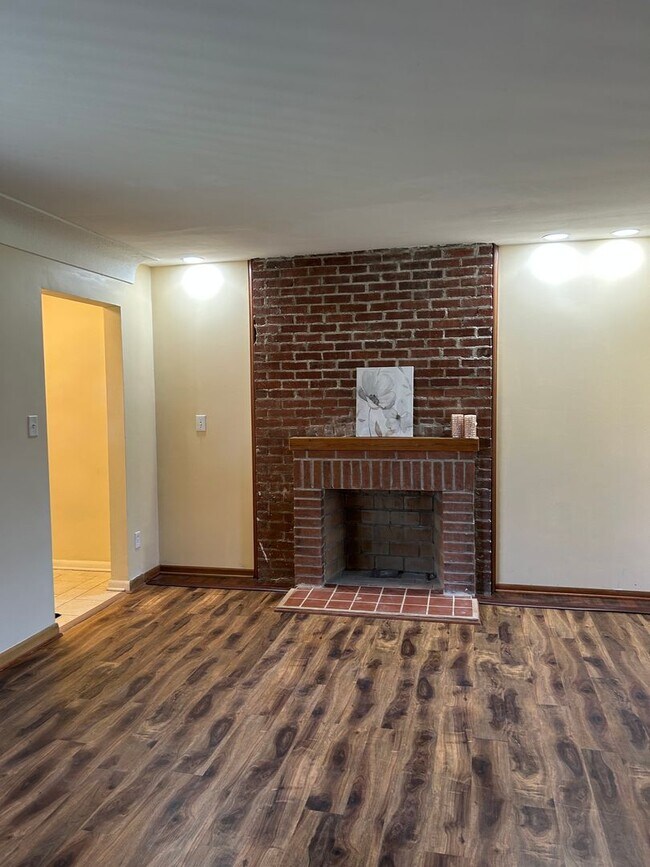 Building Photo - Brick Ranch for Rent in Highland  HTS close to the freeway