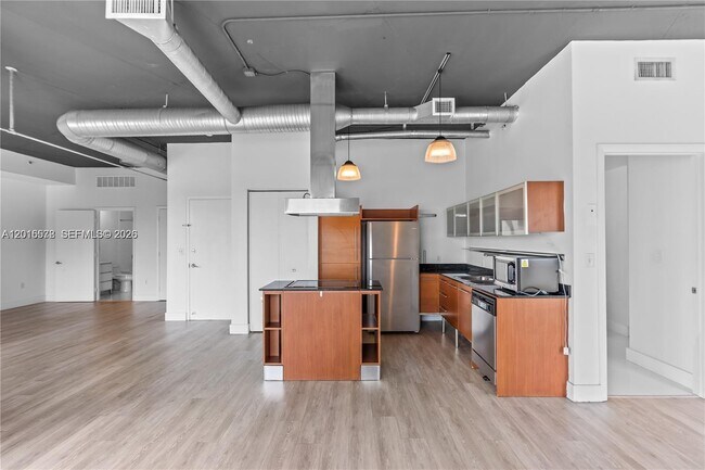 Building Photo - 10 SW South River Dr