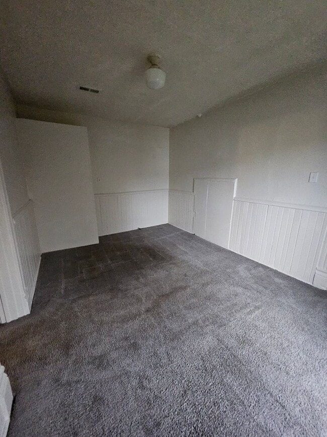 Building Photo - Upper 3 bedroom unit