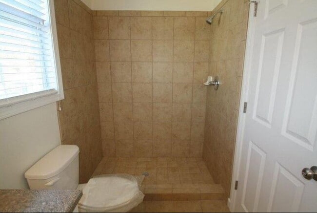 Building Photo - Historic Lincolnville Roommate-Ready Apartment!