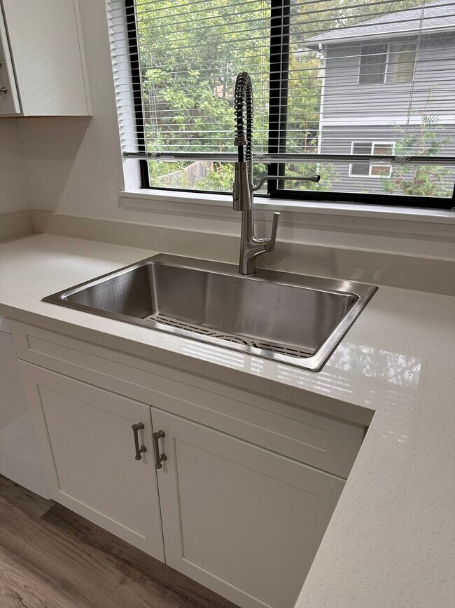 Quarz Counters with undermount sink - Sunset Apartments