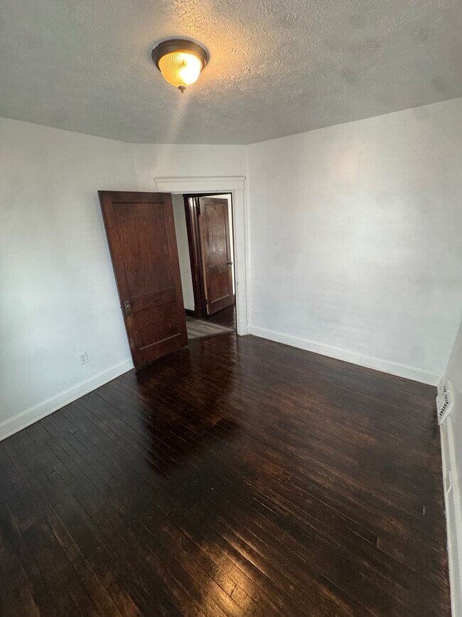 Building Photo - 2217 W 105th St