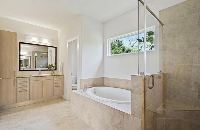 Building Photo - 1333 W 22nd St