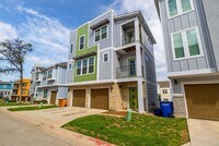 Building Photo - Beautiful 2 bedroom, 2.5 bathroom home in South East Austin!!!