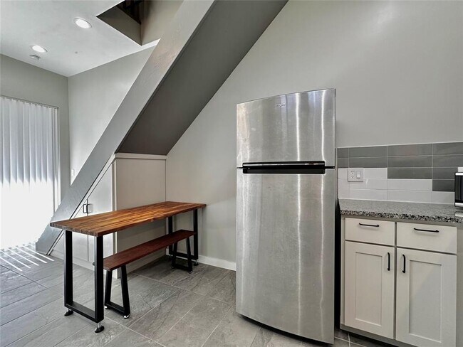 Building Photo - 914 E 39th St