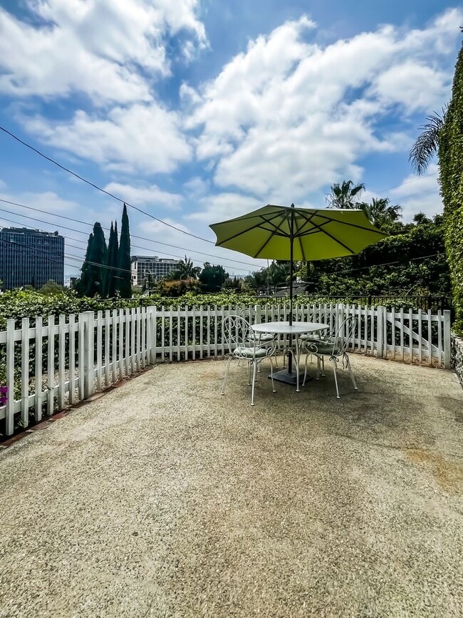Building Photo - Unbelievable Stand-Alone 2-Bedroom House in Prime West Hollywood Hills