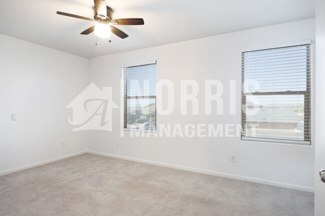 Building Photo - Beautiful Large Home Very Close to Freeway