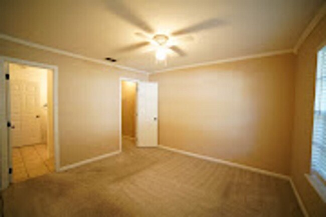 Building Photo - 2/2 with deck in Settlers Creek!