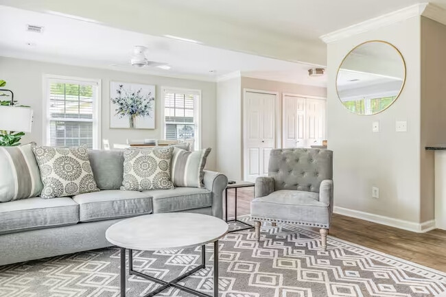 Building Photo - Horne Pl Main House