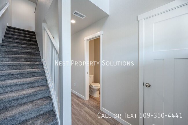 Building Photo - 651 Hargraves Ave NE