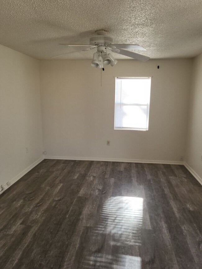 Building Photo - 821 S Avenue C