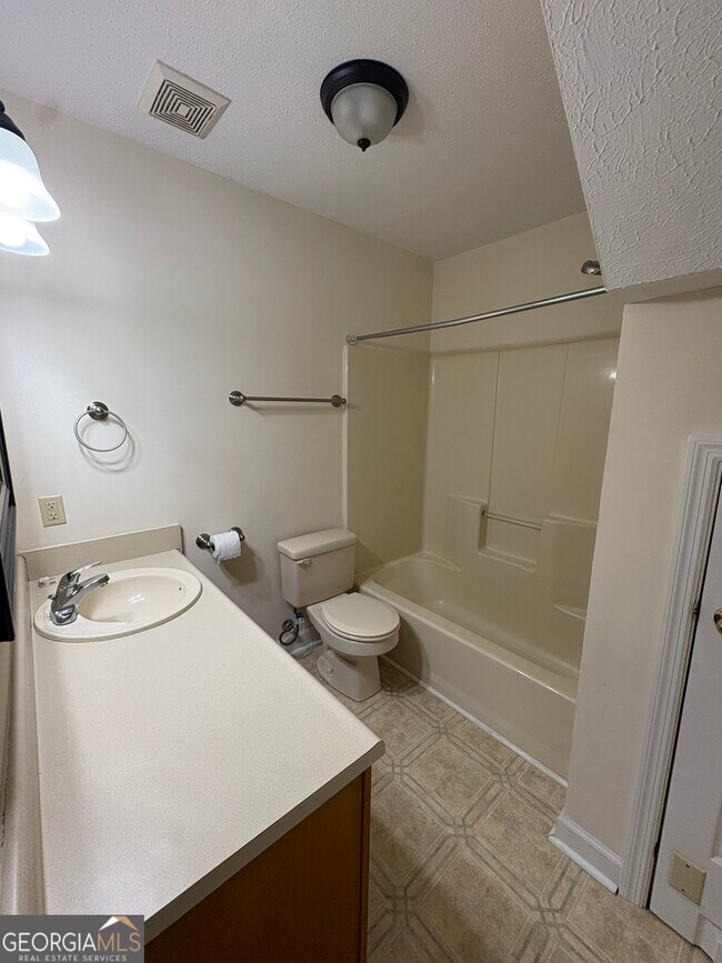 Building Photo - 609 Windcrest Dr