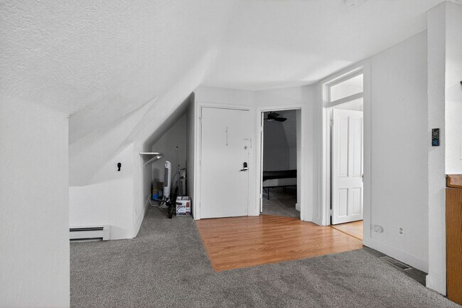 Building Photo - Charming 1-Bedroom Attic Apartment in the Heart of City Park West